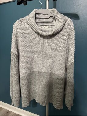 American Eagle Outfitters Light Gray Ribbed Turtleneck Sweater